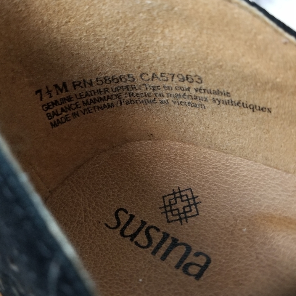 SUSINA | Camden suede cutout slip-on heeled bootie - Picture 7 of 8